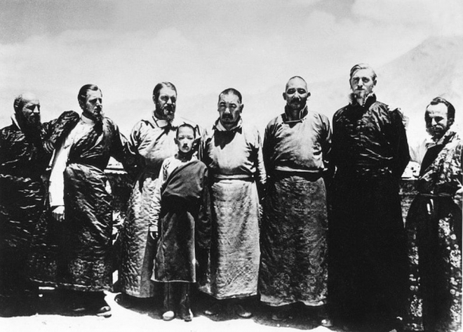 1939년 티베트 전통의상을 입고 현지인들과 어울린 독일 과학자들. 왼쪽 세 번째가 에른스트 섀퍼.
