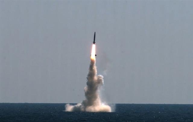 우리나라가 자체 개발한 잠수함발사탄도미사일(SLBM)의 잠수함 발사시험이 지난 15일 국내 최초로 성공했다. 이날 악천후 속에서 실시된 SLBM의 잠수함 발사시험 성공은 세계 7번째다. 사진은 15일 SLBM 발사시험 모습. 2021.9.15 국방부 제공