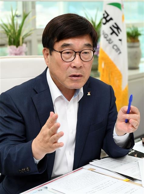 신동헌 시장이 15일 서울신문과의 인터뷰에서 GTX-A 노선 수서 접속부 설치, 지역경제 활성화, 아동·청소년 정책 등 현안에 대해 설명하고 있다. 광주시 제공