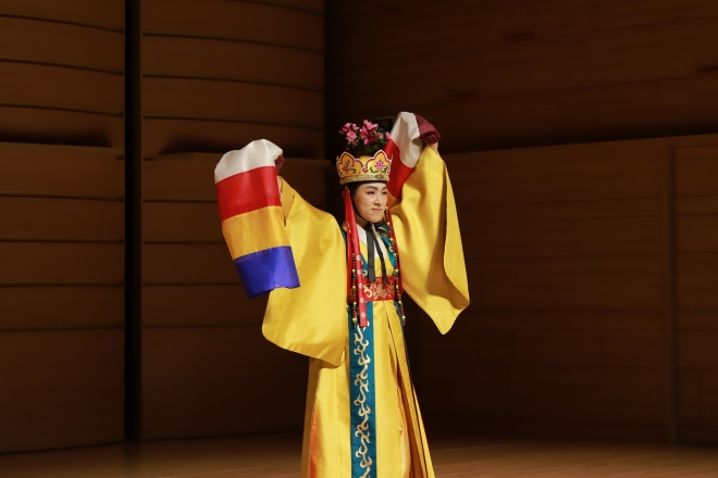 제15회 온나라 전통춤 경연대회에서 대통령상을 수상한 이승찬씨의 ‘춘앵전’. 국립국악원 제공