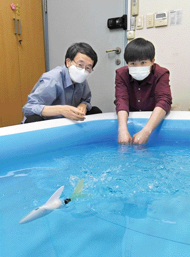 박 교수와 조교가 꼬리치기로 수중에서 공중으로 도약하는 날치를 모방하기 위한 연구를 하고 있다. 빠른 속도로 수영할 수 있는 로봇 개발을 위한 기초실험 중인데, 이 로봇이 2.5m/s의 속도로 수면에 도달하면 공중으로 나갈 수 있을 것으로 예상하고 있다.