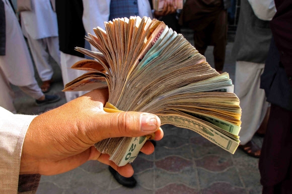 12일(현지시간) 아프가니스탄 카불의 한 은행 앞에 사람들이 돈을 인출하기 위해 장사진을 치고 있다. 카불 EPA 연합뉴스