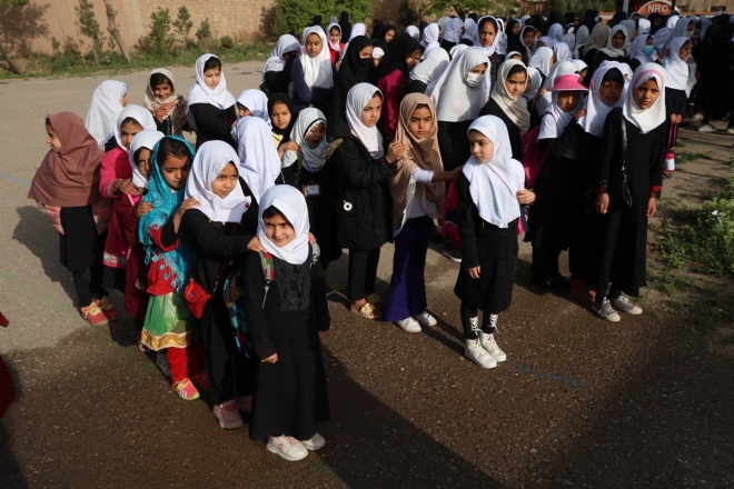 탈레반 재장악 이전 아프간 여자 초등생들