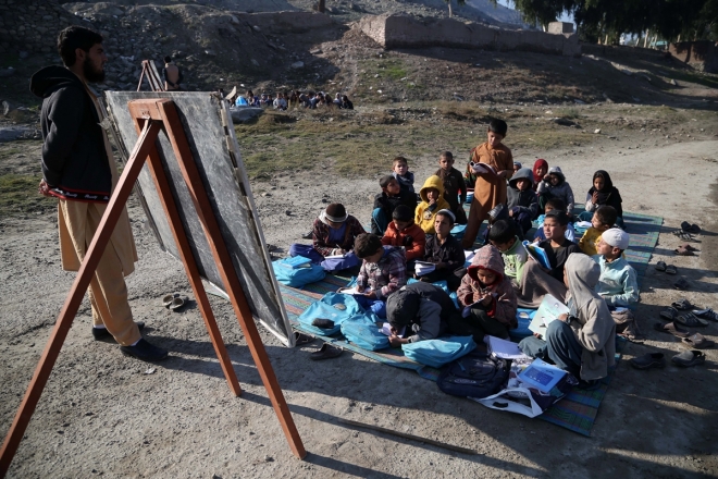 야외에서 수업 받는 아프간 초등학생들