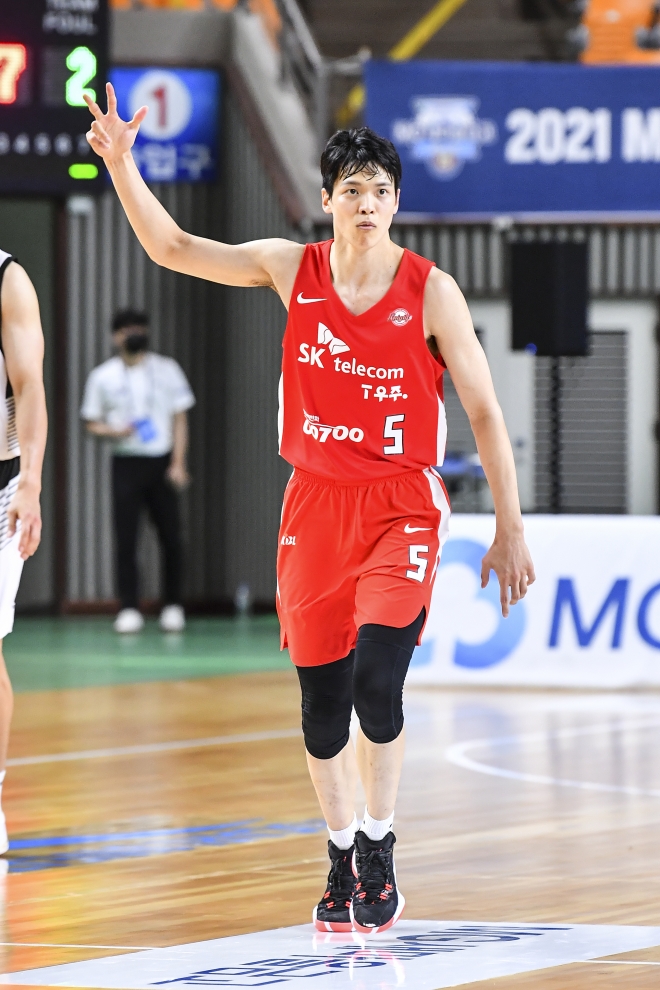 상금 300만원을 받게 된 김선형. KBL 제공