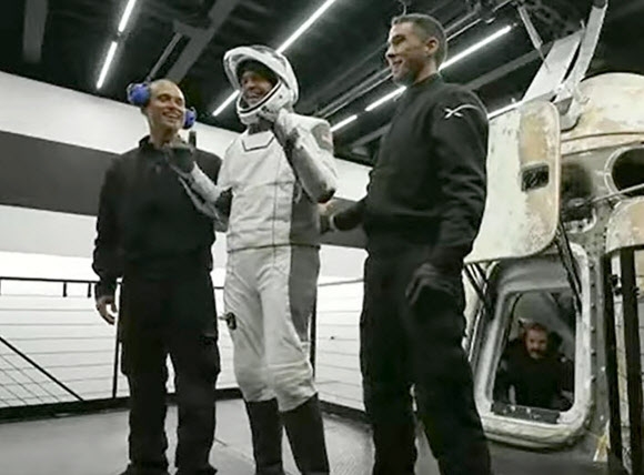 미국 우주 탐사기업 스페이스 X의 크루 드래건을 이용해 최초의 전원 민간인 우주여행을 마치고 18일(현지시간) 미국 플로리다주 대서양에 귀환한 억만장자 재러드 아이잭먼(가운데)이 엄지를 치켜세우고 있다. 인스퍼레이션 4 제공 AP 연합뉴스 
