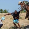 채찍으로 가축 몰듯 아이티 난민 내쫓은 미 국경순찰대