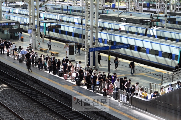 추석연휴 마지막날인 22일 귀경객을 비롯한 시민들이 서울역에  도착한 열차에서 내려 걸어가고 있다 .2021. 9. 22 박윤슬 기자 seul@seoul.co.kr