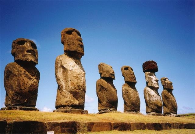 폴리네시아 지역 동쪽 끝자락에 위치한 이스터섬에 있는 모아이 석상. 폴리네시아 지역에는 이와 유사한 석상들이 산재해 있어 이들 지역이 독특한 문화를 공유하고 있다는 점을 알려 준다. 위키피디아 제공