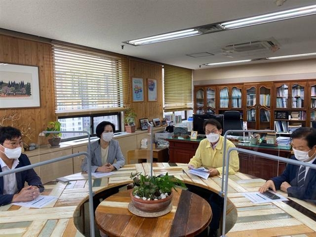 김수영(왼쪽 두 번째) 서울 양천구청장이 지난 6일 서울시 교육청을 찾아 조희연(오른쪽 두 번째) 서울시교육감에게 목동초 학부모들의 그린스마트 미래학교 지정철회 의견을 전달하고 있다. 양천구 제공