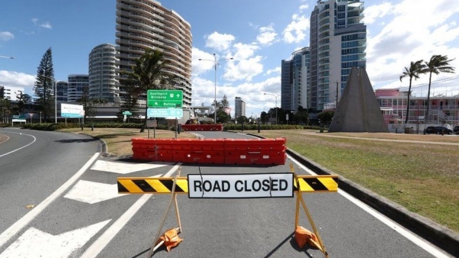 호주는 코로나19 팬데믹 탓에 엄격한 봉쇄 조치를 취하고 있다. 사진은 뉴사우스웨일즈(NSW)주에서 퀸즐랜드주로 연결되는 고속도로 진입 도로를 차단한 모습. EPA 자료사진 연합뉴스