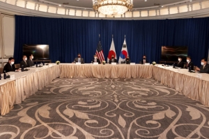 文 ‘종전선언’ 점화 이어 정의용 “대북 제재완화”...총력전 나섰다