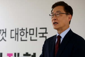 최재형에 손 내민 윤석열…崔 측, “洪도 러브콜…고민해볼 것”