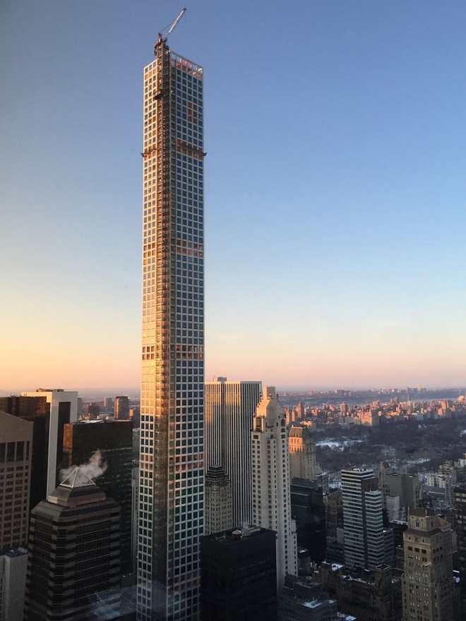 미국 뉴욕 맨해튼에 2015년 12월 완공된 432 파크 애비뉴는 초호화 럭셔리 주상복합아파트인데 그해 3월 2일의 모습이다.