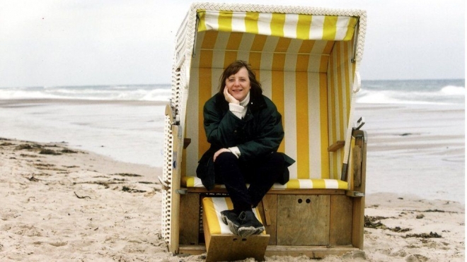 2000년 3월- 메르켈이 중도우파 기독민주당(CDU) 총재로 선출됐는데 그 무렵 해변에서 망중한을 즐기고 있다. 게티이미지 자료사진 