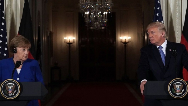 2018년 4월- 도널드 트럼프 미국 대통령과 메르켈 총리가 백악관 이스트룸에서 정상회담을 가진 뒤 나란히 기자회견에 임하고 있다. 늘 트럼프 대통령과는 의견이 맞지 않았다. 게티이미지 자료사진 