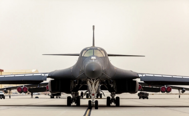 미 에드워즈 공군기지에서 퇴역하는 B-1B. 24일(현지시간) 미 공군 글로벌타격사령부(AFGSC)가 공개했다. 미 공군은 낡고 정비 비용만 많이 드는 구형 폭격기들을 순차적으로 퇴출하고 2025년부터 신형 B-21을 도입할 계획이다. 미 공군 제공