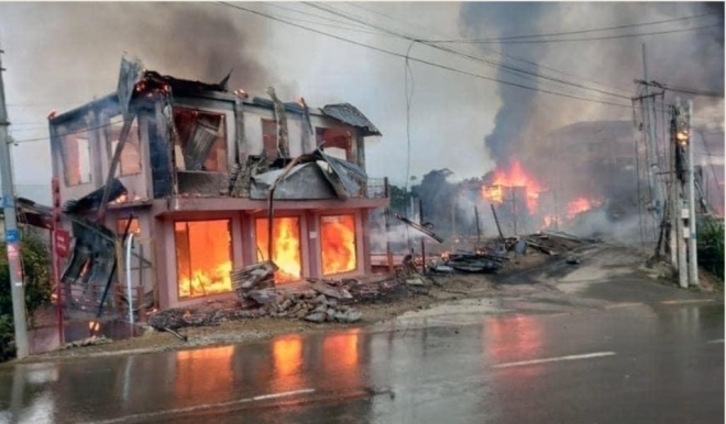미얀마군의 폭격으로 불타는 딴틀랑의 가옥들 SNS 캡처