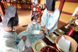 술잔 올리는 여성 헌관… 320년 관습 허문 봉암서원