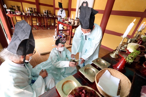 술잔 올리는 여성 헌관… 320년 관습 허문 봉암서원