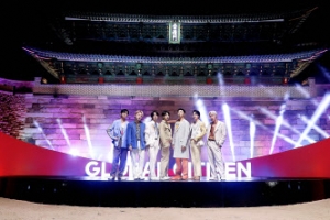 국보 앞 국보급 BTS… 맨 앞에서 지구촌 위로하다