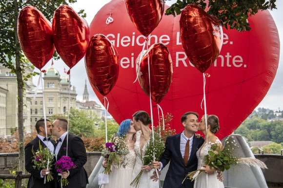 스위스가 국민투표를 거쳐 동성 결혼을  합법화했다. 2021.09.26 AP연합 