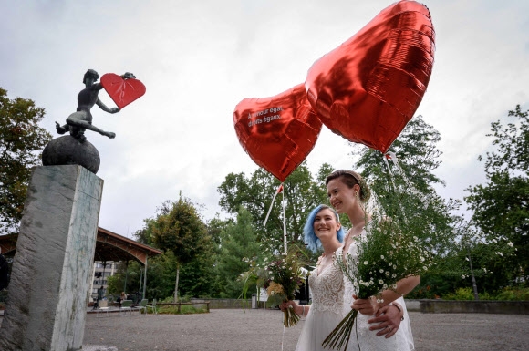 스위스가 국민투표를 거쳐 동성 결혼을  합법화했다. 2021.09.26 AFP연합