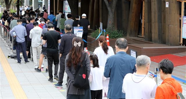 선별검사소로 이어진 긴 줄