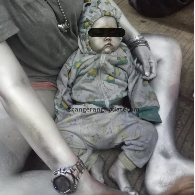 얼굴과 발에 은색칠을 하고 구걸에 동원된 10개월 아기 인스타그램 @Tangsel_update