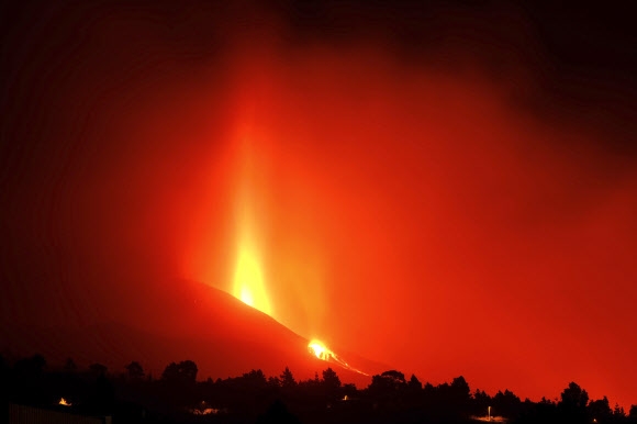 여드레째 붉은 용암 내뿜는 스페인령 라팔마섬 화산