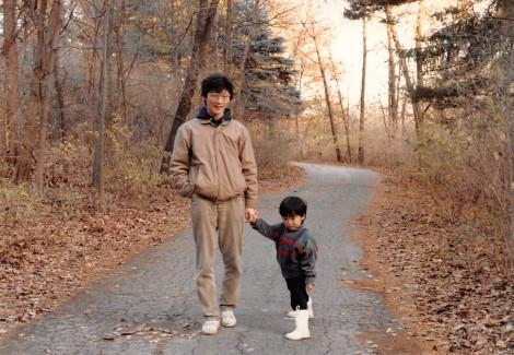 유 전 의원(왼쪽)이 미국 위스콘신대 유학 시절 아들 훈동씨와 산책을 하고 있는 모습.  캠프 제공