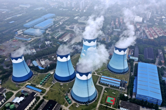 지난 27일 중국 장수성 난징의 한 석탄발전소에서 하얀색 연기가 올라오고 있다. 현재 중국은 베이징 올림픽을 앞두고 화석연료 사용 감축에 나서 일부 지역에서 전력난이 불거졌다. 난징 AP 연합뉴스