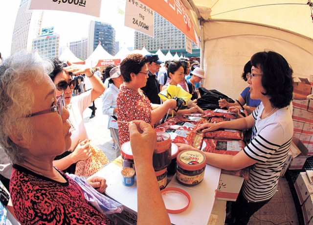 영양군이 서울시청 앞마당에서 ‘영양고추 H.O.T 페스티벌’을 개최하는 모습. 영양군 제공