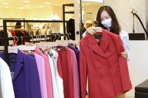 백신 접종하니 내수 경제 살아났다… 전국 서비스업 생산·소매 판매 일제히 증가