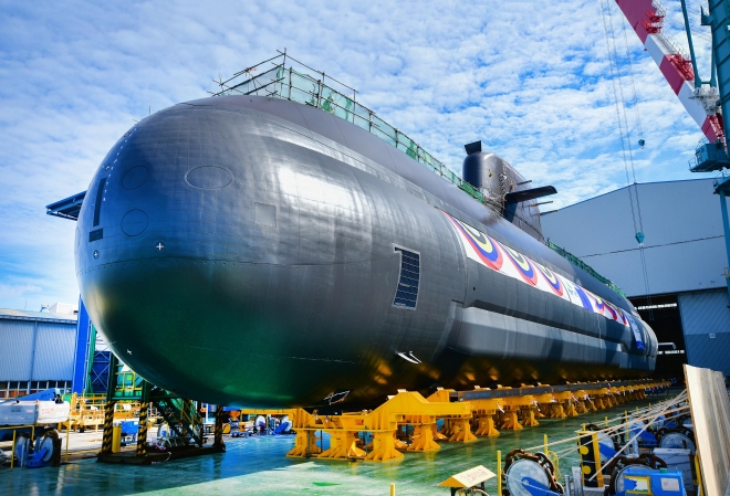 해군의 3000t급 잠수함 ‘신채호함’이 28일 울산 현대중공업에서 열린 진수식을 앞두고 모습을 드러내고 있다. 해군 제공