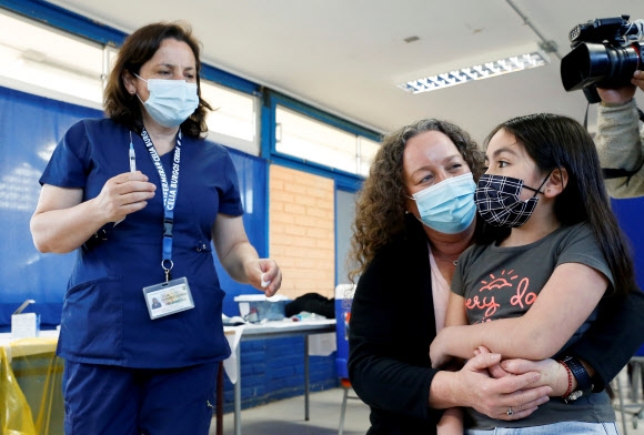 6~11세 어린이 대상 코로나 백신 접종 시작한 칠레 27일(현지시간) 칠레 콘콘의 한 공립학교에서 어린이가 신종 코로나바이러스 감염증(코로나19) 백신을 접종받기 위해 준비하고 있다. 칠레는 이날부터 6~11세 어린이에 대한 중국산 시노백 백신 접종을 시작했다. 칠레 보건부는 오는 12월까지 이 연령대 150만 명에 대한 접종을 마칠 계획이라고 밝혔다. 2021-09-28 콘콘 로이터 연합뉴스