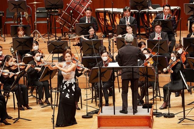 지난 3월 열린 한화와 함께하는 교향악축제에서 성남시립교향악단이 공연을 하고 있다. 지휘 금난새, 플루트 최나경.  한화그룹 제공