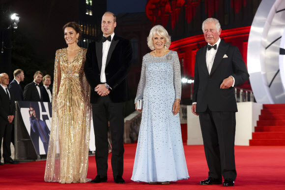 From left, Britain‘s Kate, the Duchess of Cambridge, Prince William, Camilla, the Duchess of Cornwall and Prince Charles, arrive for the World premiere of the new film from the James Bond franchise ’No Time To Die‘, in London, Tuesday, Sept. 28, 2021. (Chris Jackson/Pool Photo via AP) POOL PHOTO/2021-09-29 05:39:21/ <연합뉴스