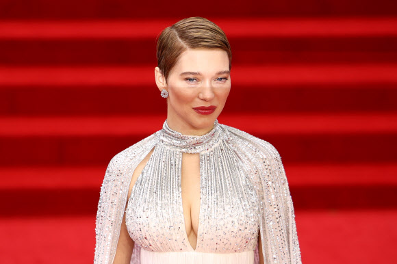 Lea Seydoux poses during the world premiere of the new James Bond film “No Time To Die” at the Royal Albert Hall in London, Britain, September 28, 2021. REUTERS/Henry Nicholls/2021-09-29 02:55:04/ <연합뉴스