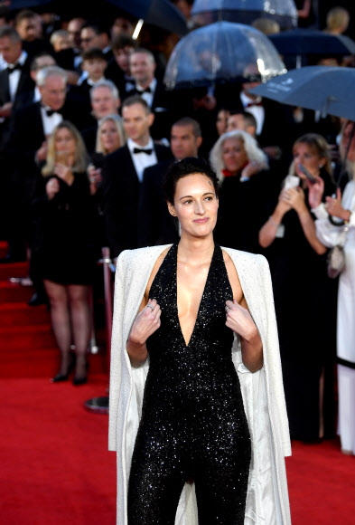 Actor Phoebe Waller-Bridge poses during the world premiere of the new James Bond film “No Time To Die” at the Royal Albert Hall in London, Britain, September 28, 2021. REUTERS/Toby Melville/2021-09-29 02:49:56/ <연합뉴스