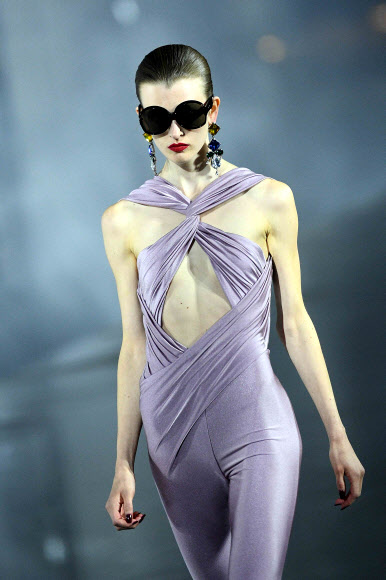 모델이 28일(현지시간) 파리 패션 위크 기간 동안 파리에서 열린 ‘여성복 봄여름 2022 컬렉션 쇼’에서 이브생로랑의 작품을 선보이고 있다. AFP 연합뉴스