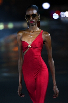 모델이 28일(현지시간) 파리 패션 위크 기간 동안 파리에서 열린 ‘여성복 봄여름 2022 컬렉션 쇼’에서 이브생로랑의 작품을 선보이고 있다. AFP 연합뉴스