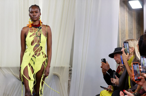 모델이 28일(현지시간) 파리 패션 위크 기간 동안 파리에서 열린 ‘여성복 봄여름 2022 컬렉션 쇼’에서 오토링거의 작품을 선보이고 있다. AFP 연합뉴스