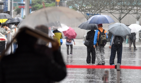 비가 내린 29일 서울 중구 서울역 광장에서 시민들이 우산을 쓰고 걸어가고 있다. 2021. 9. 29 박윤슬 기자 seul@seoul.co.kr