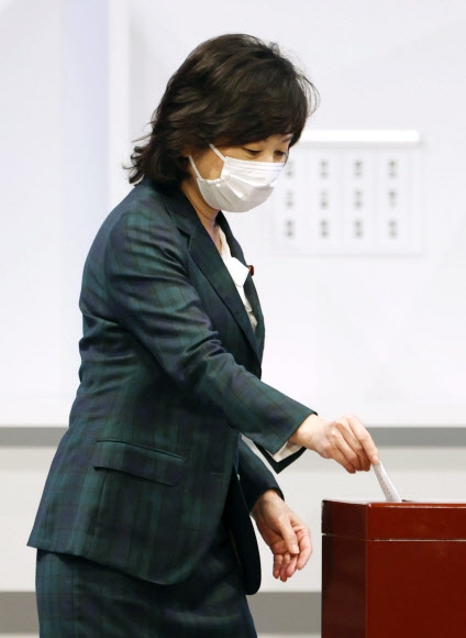 일본 자민당 총재 경선에서 한표 행사하는 노다 전 간사장 대행