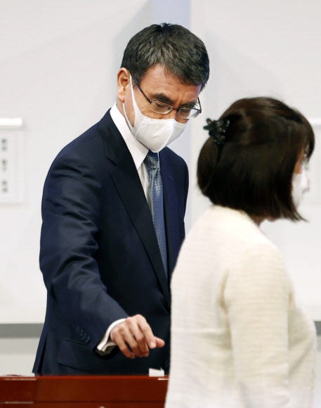 ‘후임 일본 총리는 나야 나’…투표하는 고노 행정개혁상