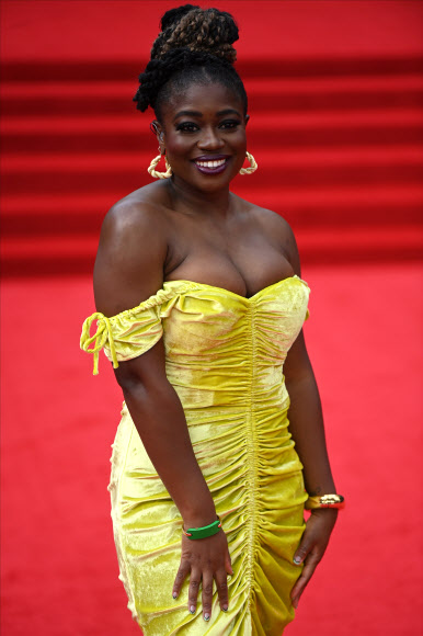 British radio and television presenter Clara Amfo poses for photographers ahead of the world premiere of the new James Bond film ‘No Time To Die’ at the Royal Albert Hall in London, Britain, 28 September 2021. The 25th movie in the James Bond series opens in British theaters on 30 September 2021.  EPA/NEIL HALL/2021-09-29 01:30:51/ <연합뉴스
