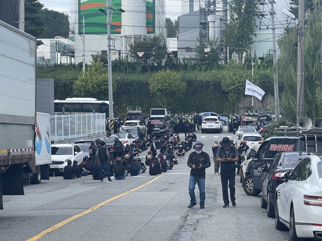 지난 23일 청주시 흥덕구 송정동 SPC삼립 청주공장 앞에서 농성을 벌이고 있는 화물연대 노조원들 