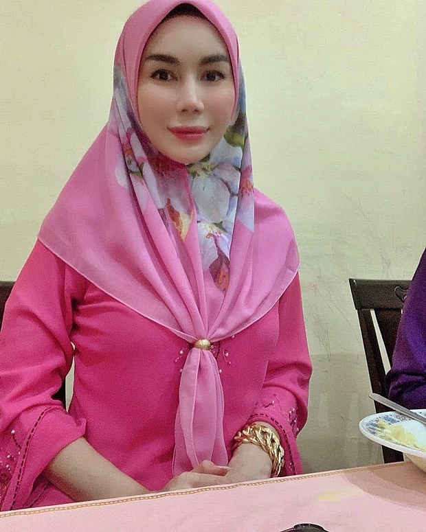 사자트는 2018년 이슬람 종교행사에 말레이시아 여성 전통의상 바주 쿠룽을 입고 갔다가 당국 조사를 받았다. 말레이시아 당국은 지난 1월 사자트를 이슬람교 모욕 혐의로 기소했다.