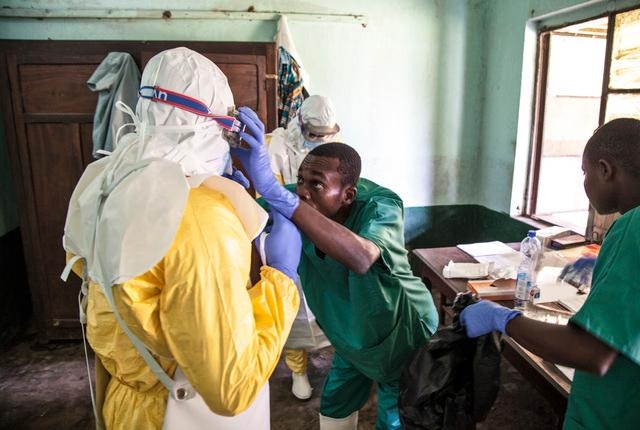 2018년 5월 에볼라 바이러스가 확산한 민주콩고공화국의 의료 인력들. AP 연합뉴스